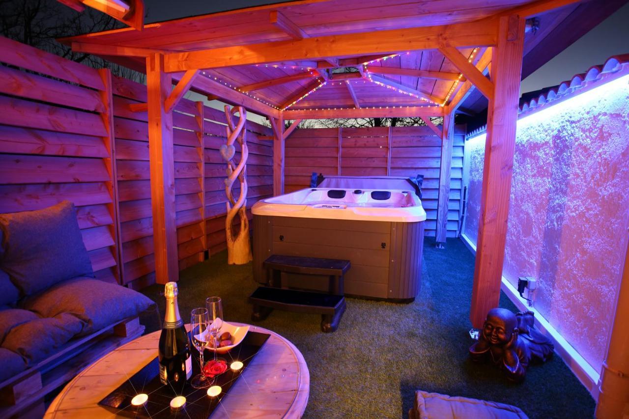 Lovina Chambre De Charme Avec Jaccuzi Velaux المظهر الخارجي الصورة
